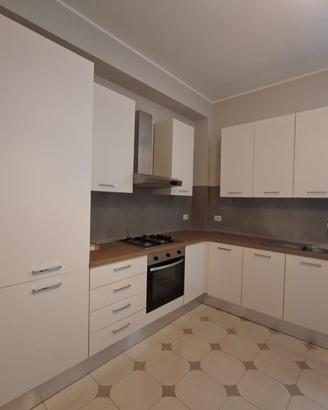 cucina con elettrodomestici