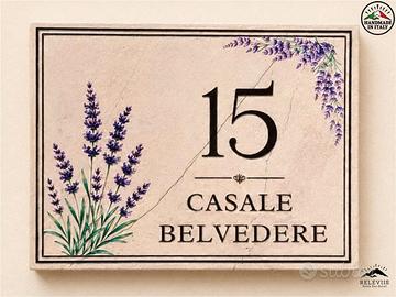 Basso rilievo civico con cornice di lavanda