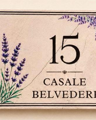Basso rilievo civico con cornice di lavanda