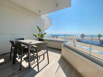 Vista mare e accesso diretto spiaggia