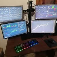 Work station Cooler Master con 4 monitor