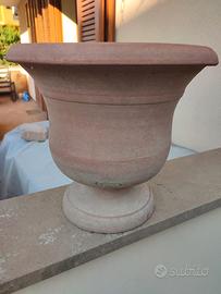 Vaso a calice in terracotta con piedistallo – H 31