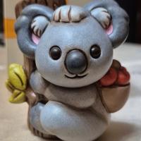 Thun koala lui sidney con cesta di cuori alto 8 cm