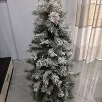 albero natale innevato