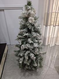 albero natale innevato