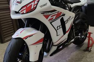 Triumph Daytona 765 pista