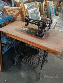 Macchina da Cucire d'Epoca Necchi con Mobile 
