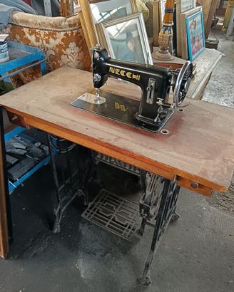 Macchina da Cucire d'Epoca Necchi con Mobile 