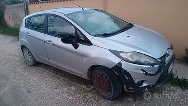 Ford Fiesta GPL valuto  permuta  motore guasto