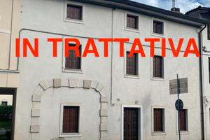 Casa in linea con corte di proprietà