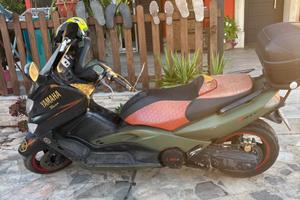 Yamaha T-Max 500 con bauletto