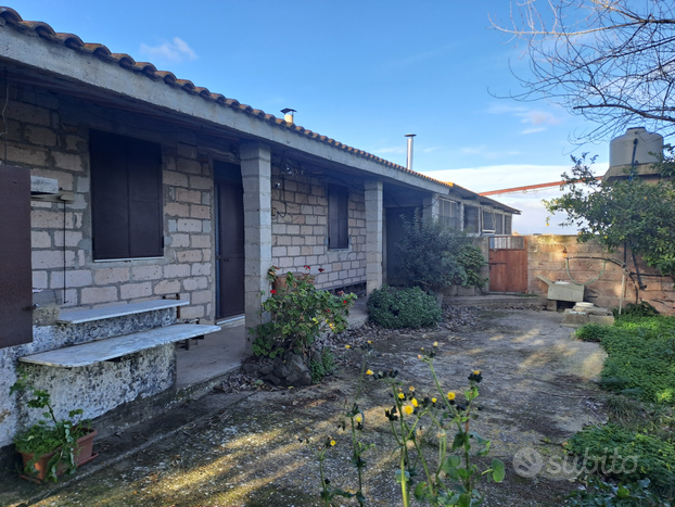 Casa con terreno e magazzini agricoli