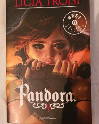 Pandora di Lucia Troisi