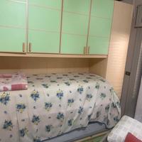 Camera con armadio a ponte e letto singolo