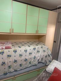 Camera con armadio a ponte e letto singolo