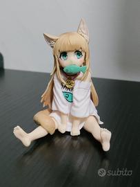 Action figure ragazza furry seduta 