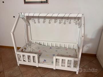 lettino montessori con tetto legno