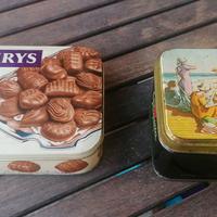 Coppia scatole di latta PRIMIZIA e CADBURYS