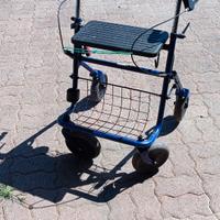 Deambulatore per anziani con seduta