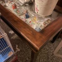 Tavolinetto legno massello -vano espositivo vetro