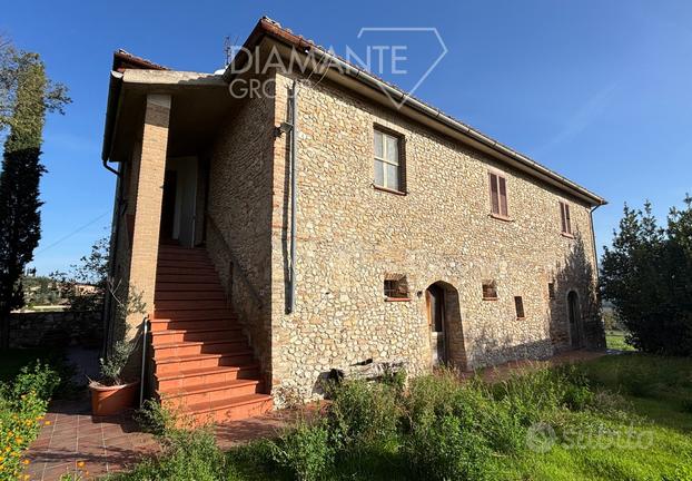 Azienda agricola con casale, capannone e terreno