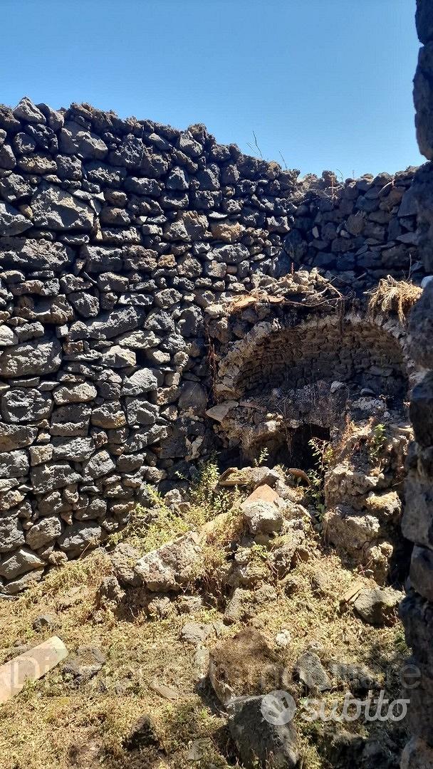 Ruderi con terreno a Presa-Piedimonte Etneo - Altro