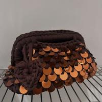 Borsa clutch marrone con paillettes