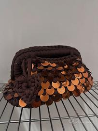 Borsa clutch marrone con paillettes