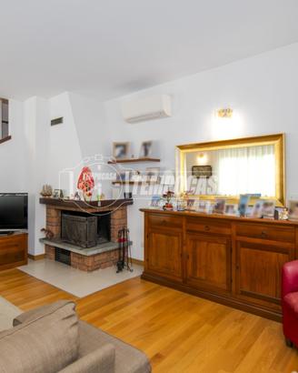 VILLA DI TESTA DI CHARME CON GIARDINO PRIVATO SU T