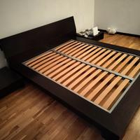 Letto matrimoniale e comodini