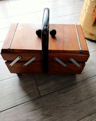 Portacucito vintage in legno
