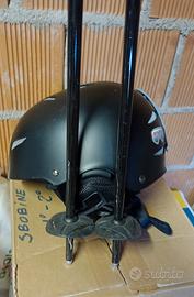 casco e bastoncini sci