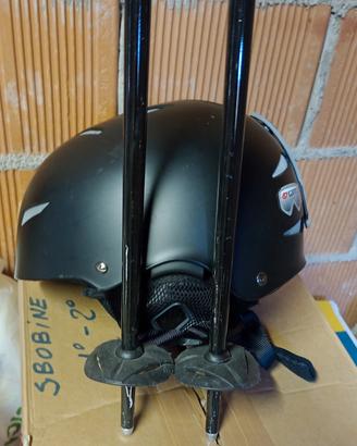 casco e bastoncini sci