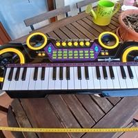 Pianola  bimba/o a pile