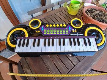 Pianola  bimba/o a pile