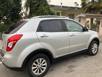 Korando Ssangyong SUV grigia metallizzata ibrida