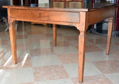 Antico tavolo toscano, quadrato, in noce