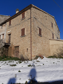 Casa in pietra in antico borgo