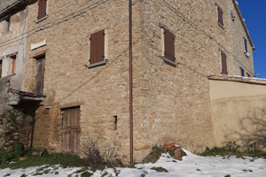 Casa in pietra in antico borgo