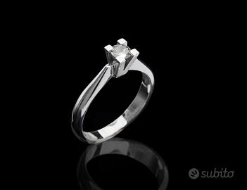 Anello solitario in oro con diamante