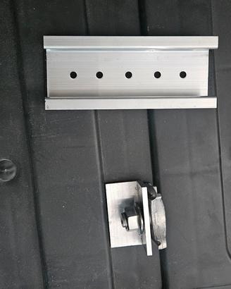 Staffe fotovoltaico per lamiera grecata