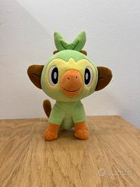 Pupazzo Pokémon Grookey Spada e Scudo