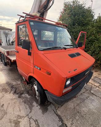 M144 - IVECO DAILY CON PIATTAFORMA CESTA AEREA
