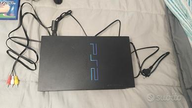 PlayStation 2 con joystick e giochi
