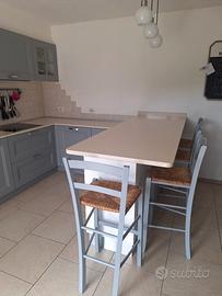 Cucina in legno con piano snack in quarzo.