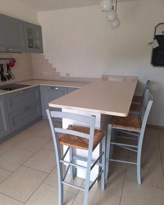 Cucina in legno con piano snack in quarzo.