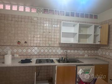 Parte di cucina e lavastoviglie