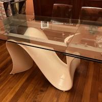 Tavolo allungabile con base ad onda. 