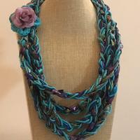 Collana in tessuto multicolore
