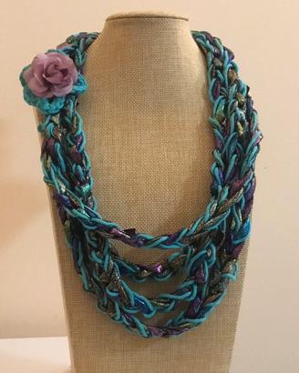 Collana in tessuto multicolore